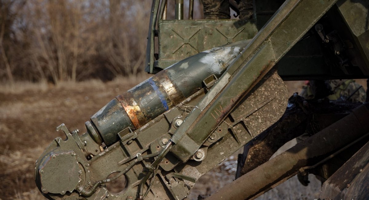 Ukrainian artillerymen load a 53-G-620-Sh round into a 2S7 Pion SPG, January 2023