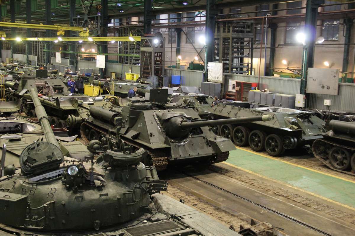 Defense Express / An assembling line at the UralVagonZavod in Nizhniy Tagil, Russia / Russia-Ukraine War Weekly Summary: Most Epic Events up to April 17th