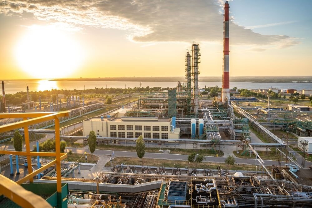 Ukraine’s Armed Forces Stricke Oil Refinery in Saratov, russian Troops Command Posts in Occupied Mariupol