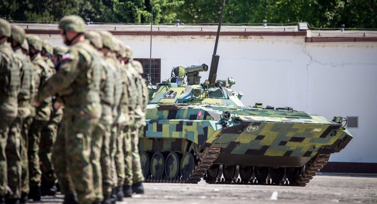 Defense Express / BMP-2 infantry fighting vehicles of Slovak Armed Forces / How Germany Can Help Ukraine Get T-72 Tank Battalion via 