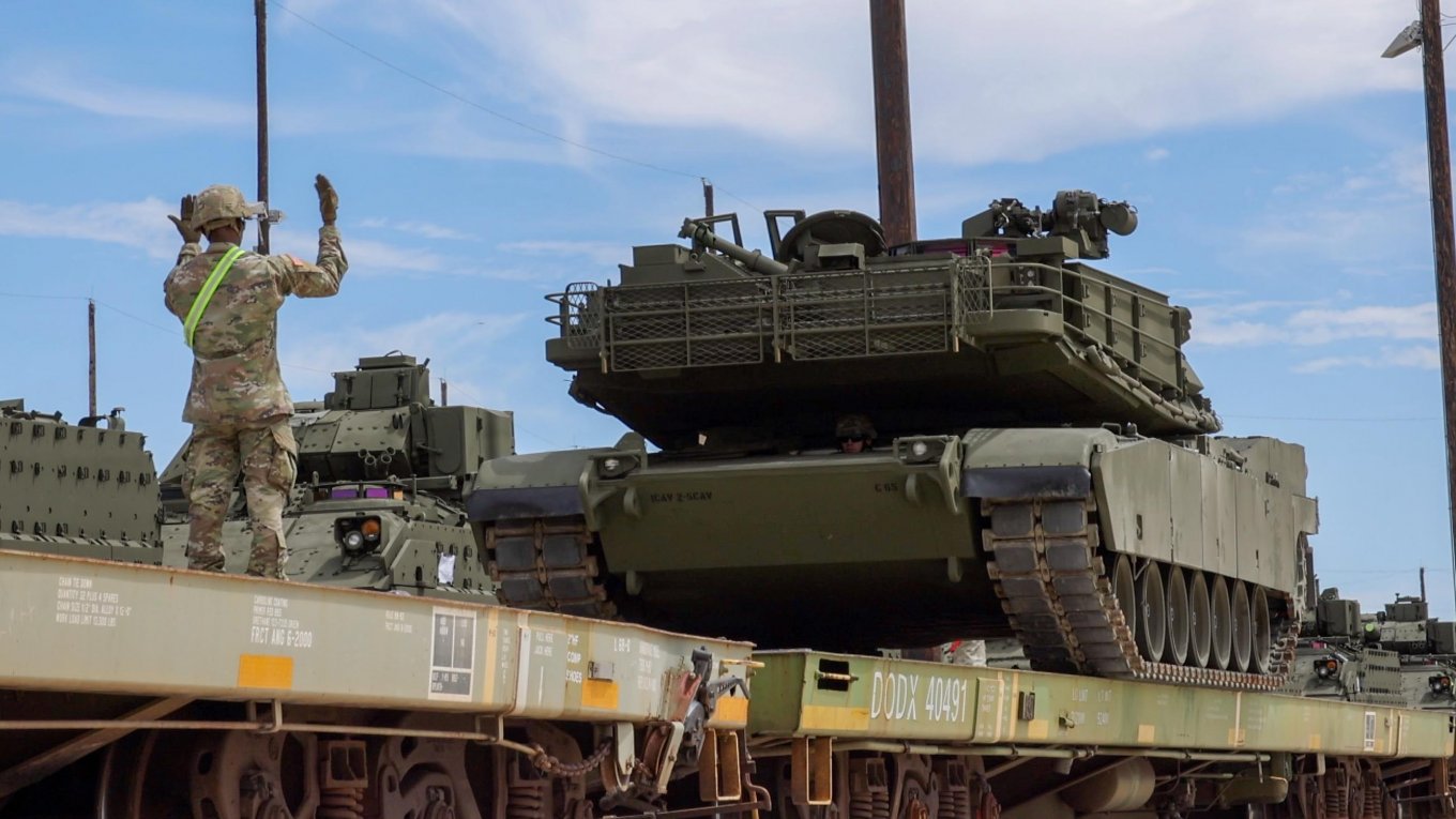 Loading of Abrams tanks for the parade in Washington, Trumps birthday parade to rival putins