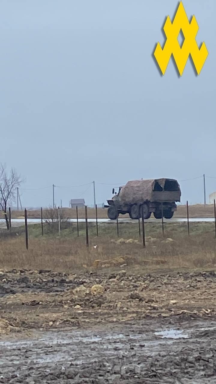 russian Invaders Build Defenses and Prepare for Battles against Ukrainian Forces in Occupied Crimea, Defense Express