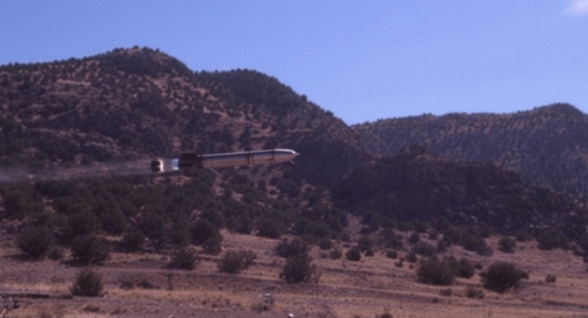 TRBM 155HG Sceptre test firing, separated sabot and launched rocket engine visible / Photo credit: Tiberius Aerospace