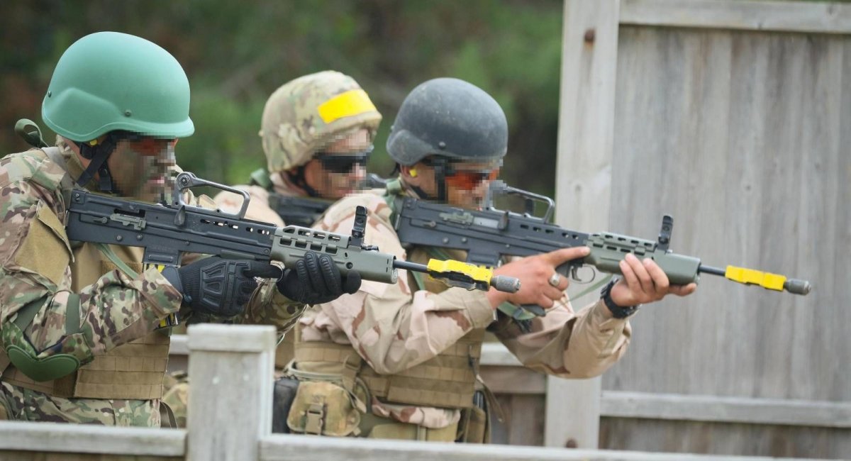 Ukrainian servicemen during training at the firing ranges in the United Kingdom, Defense Express