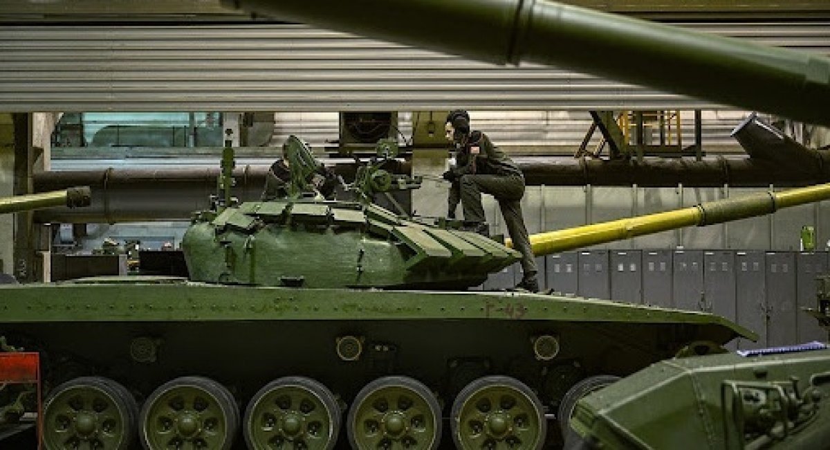Work on the T-72 tank at the Uralvagonzavod facilities Defense Express Defense Express' Weekly Review: Skif APC vs M113 System, Britain's Sceptre Shell Breakthrough, Raven Hits 400 Kills, russia's T-72B3M Plan