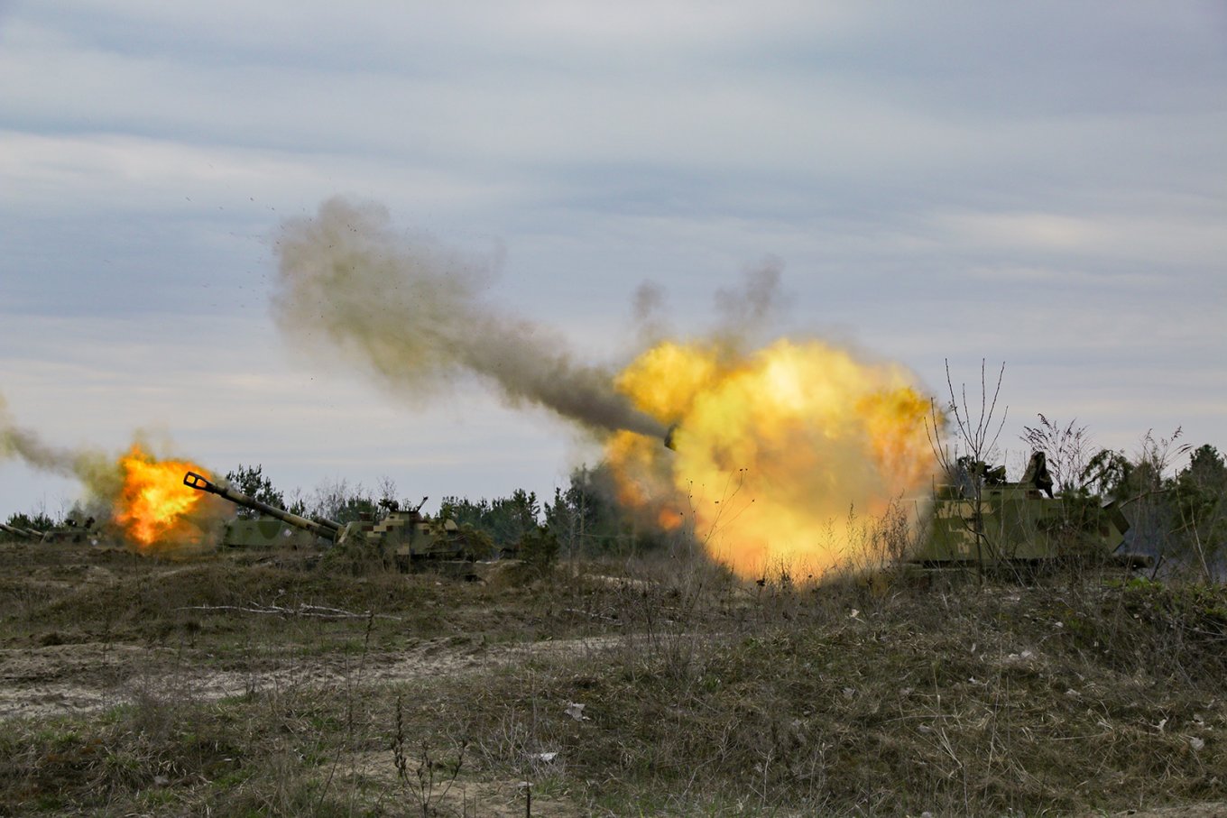 Ukrainian artillery firing on the enemy, Looming Battle of Donbas, Major Axis of Russian Advance, Defense Express
