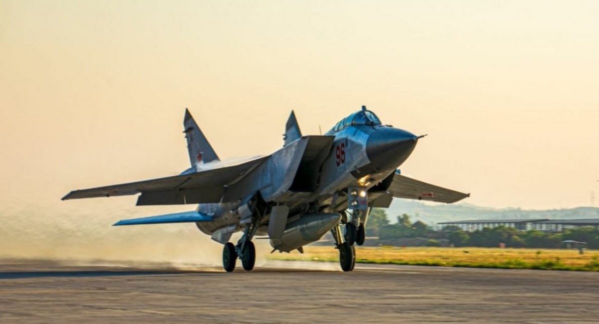 The Kinzhal missile under the wing of MiG-31K aircraft, Defense Express