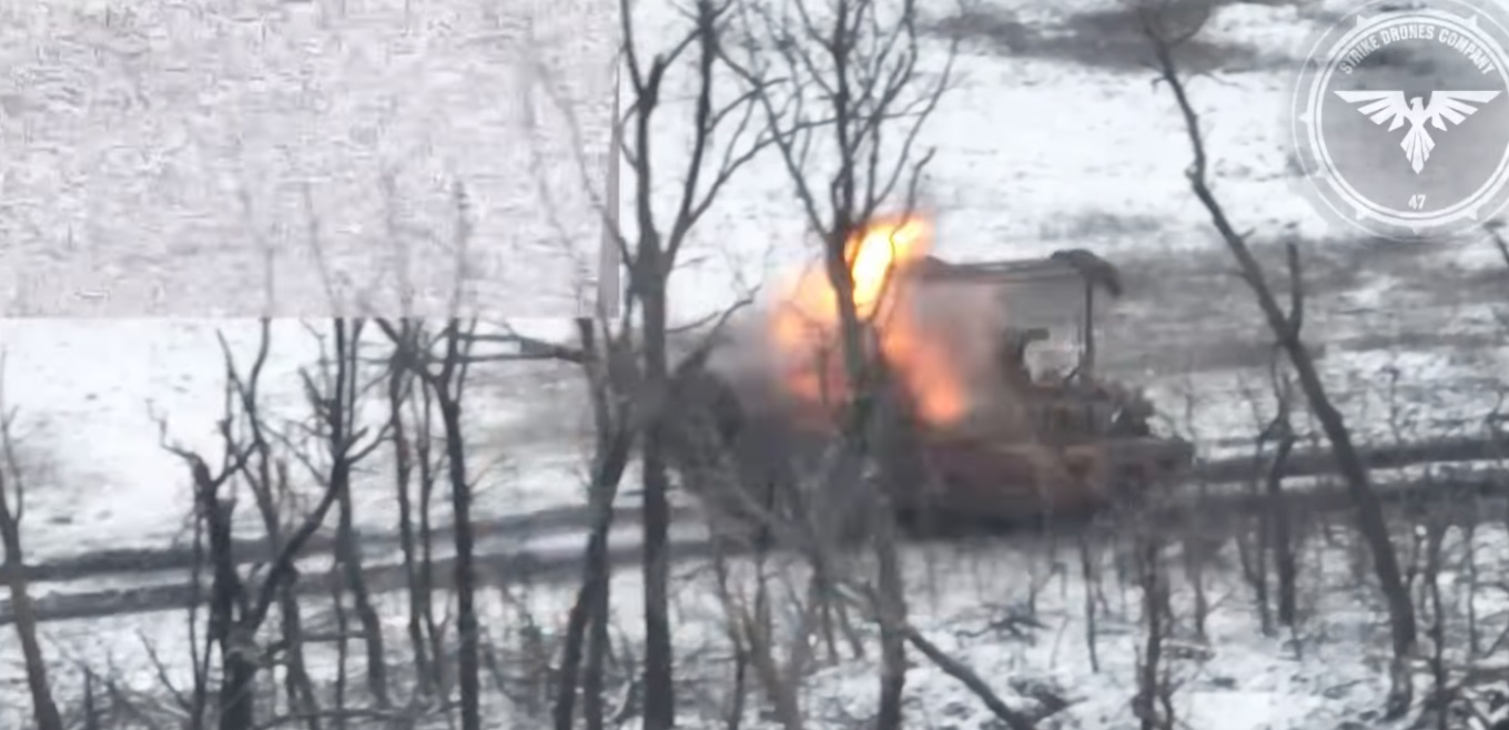 The exact moment a Ukrainian drone hits the T-90M