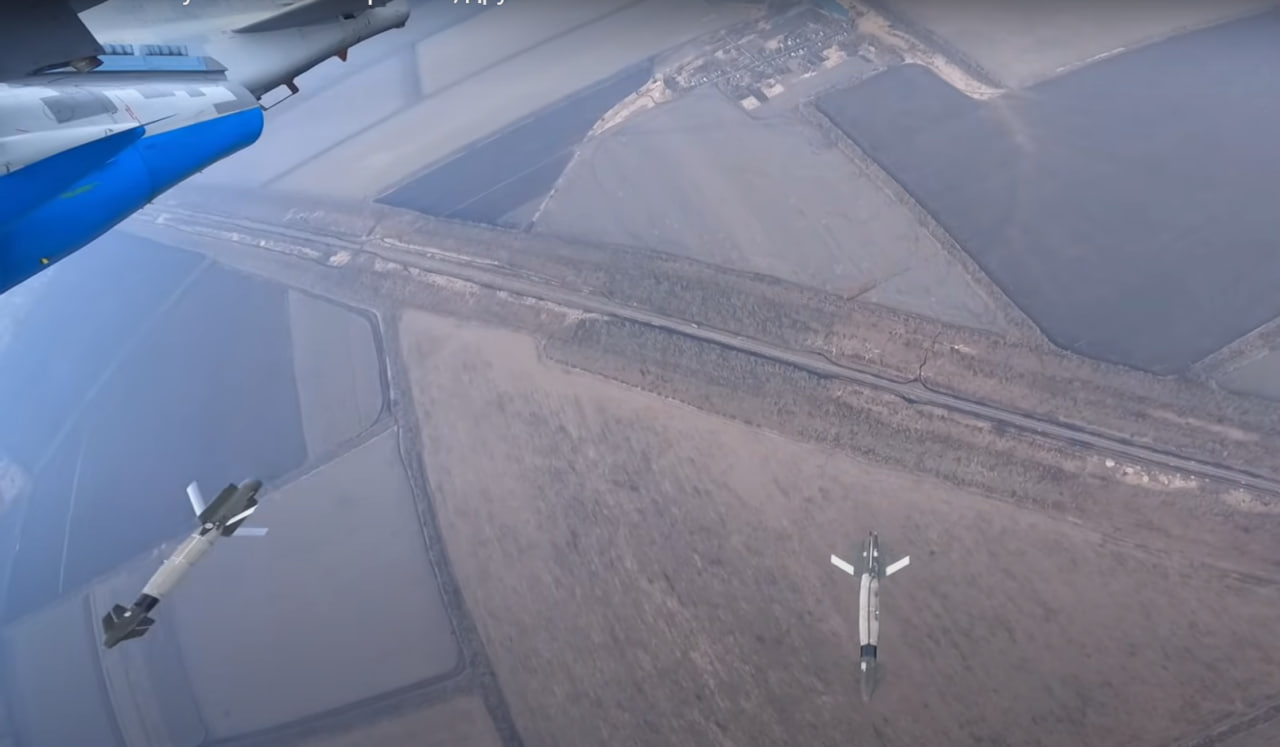 Two AASM Hammers dropped from a Su-25 of the Ukrainian Air Force / Defense Express / First Video Showing Ukrainian Su-25 Launch French AASM Hammer Bombs: Insightful Details Analyzed