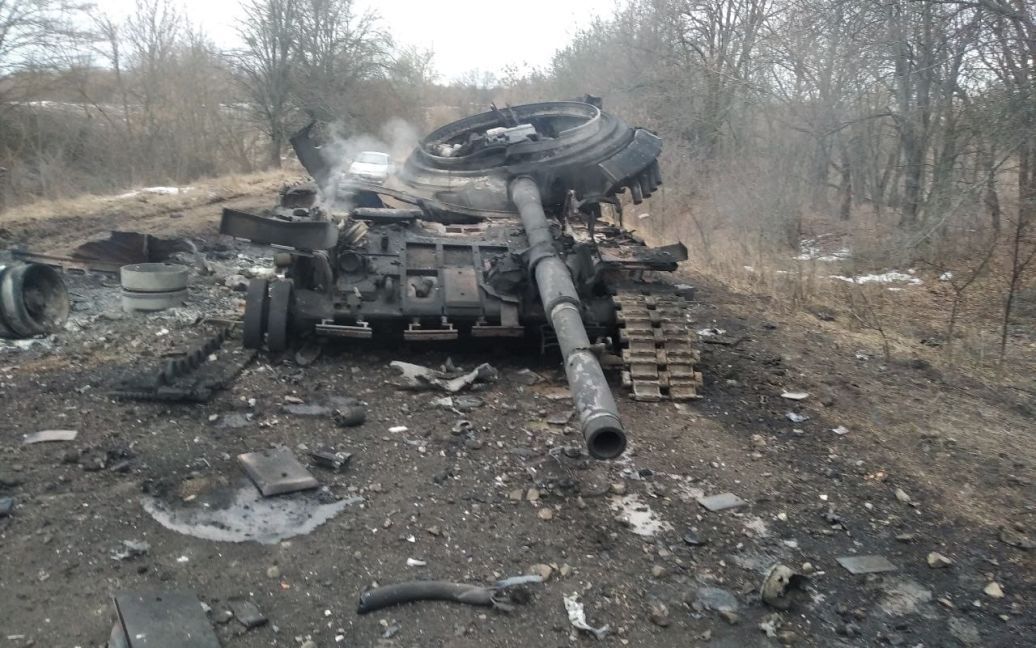 Russian tank T-72, that was destroyed by Ukrainian troops, Defense Express