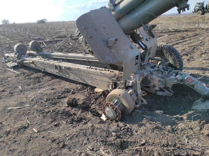 A Russian 2A65 Msta-B 152 mm howitzer was damaged by the Ukrainian artillery fire in #Mykolaiv Oblast., Defense Express