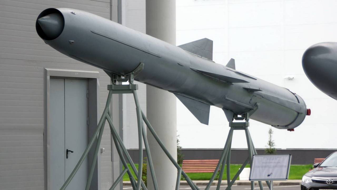 Soviet/russian P-800 Oniks supersonic anti-ship cruise missile Defense Express India to Order 200 russian/Indian BrahMos Cruise Missiles Worth 2.5 Billion Dollars