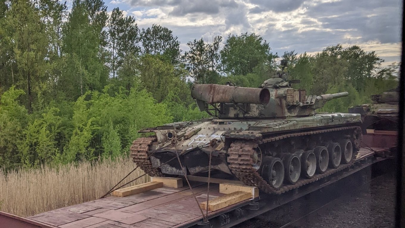 Tanks Overgrown With Weeds Being Taken From Storage In russia: How Long It Takes to Restore Them, Defense Express, war in Ukraine, Russian-Ukrainian war