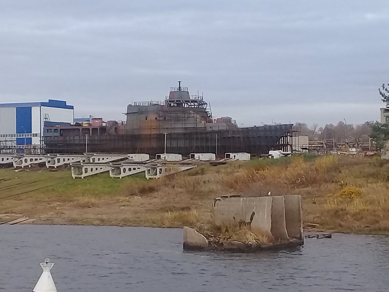 Project 14400 Nikolay Kamov training ship after its removal from the building berth, October 2021 / Defense Express / The russians Build Special Ship for Ka-52 Helicopters to Cruise in the Sea of Azov