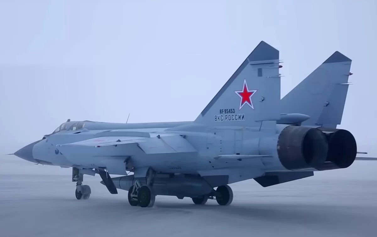 MiG-31K aircraft along with Kh-47M2 Kinzhal hypersonic air-launched ballistic missile, Defense Express
