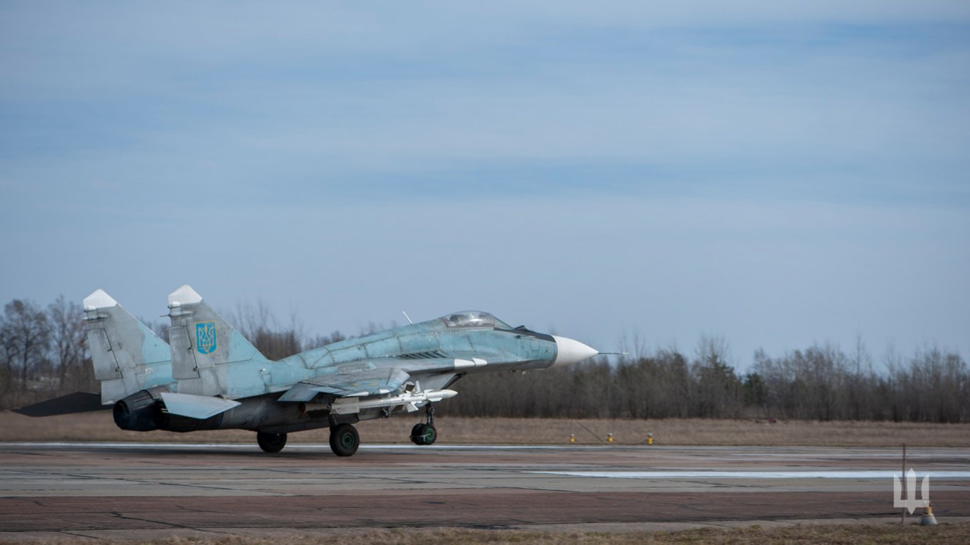 The MiG-29 in the 2000s camouflage, which was probably taken out of mothballs, takes off, April 2023, Defense Express