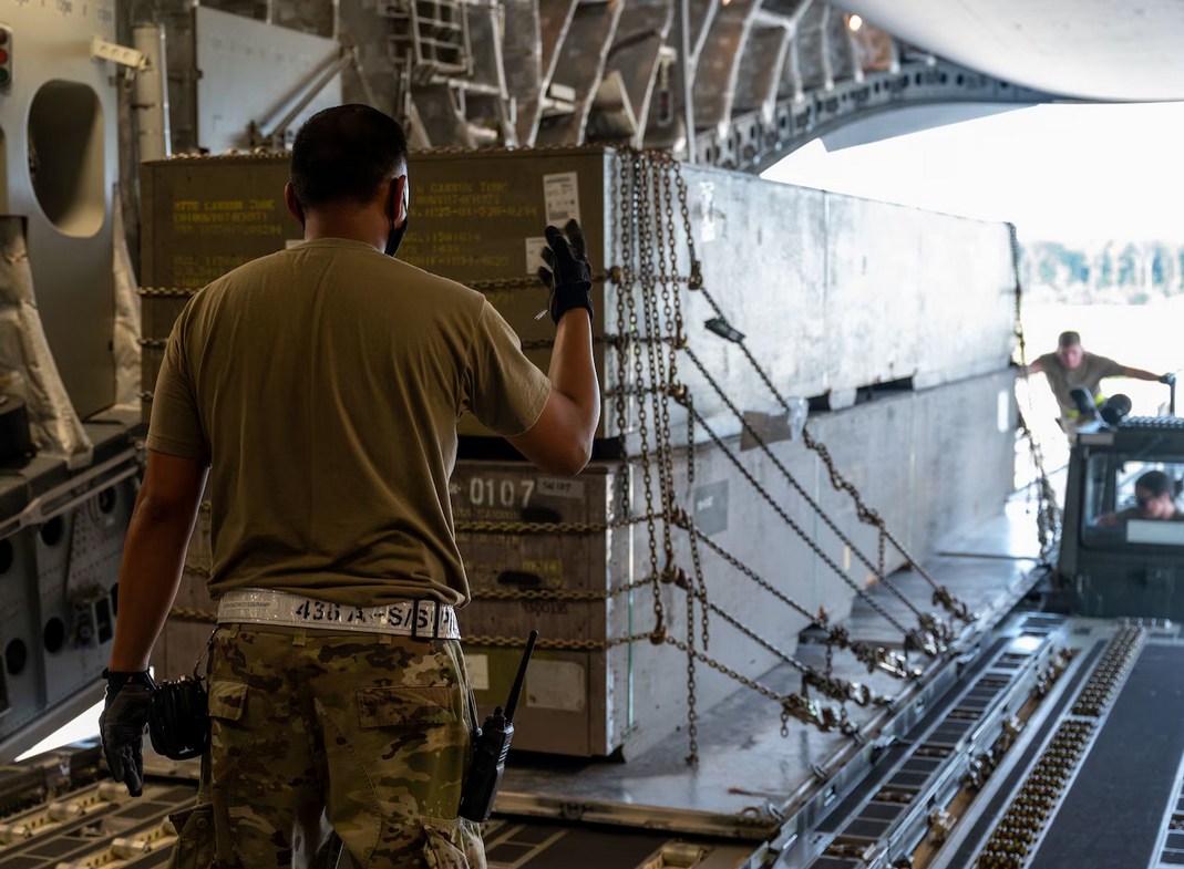 Weapons cargo bound for Ukraine is loaded onto a C-17 Globemaster III at Dover Air Force Base / Defense Express / How Much Weaponry Trump Can Deny Ukraine: A Rough Estimate