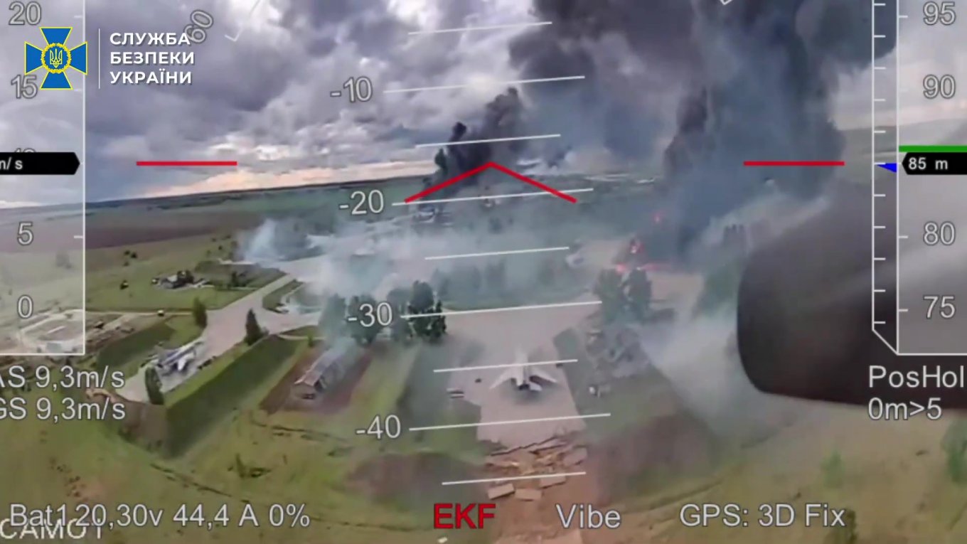 Defense Express / Could Go Wrong Any Moment: New Footage Shows How Much Time a Ukraine's Drone Operator Had to Strike the russian Tu-22M3