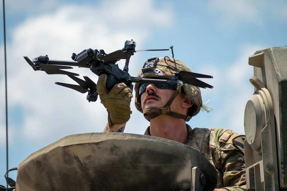 A U.S. Army soldier from the 1st Cavalry Division with a drone / Defense Express / U.S. Army Wants Own Drone Amazon Similar to Ukraine's Brave1 Market