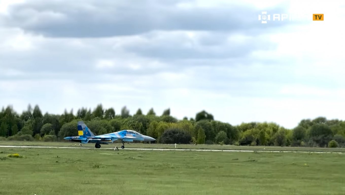 Su-27 landing on a runway / Defense Express / It Takes 30 to 60 Minutes and 10 People To Prepare Su-27 For a Sortie: Insights From Pilots and Technicians