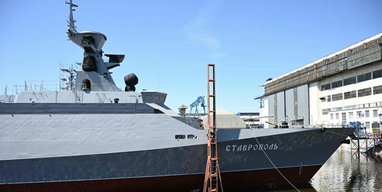 Illustrative photo: Stavropol missile corvette of Project 21631 Buyan-M is launched into the water, June 11, 2024 / Defense Express / Sea Drones Drive russians to Consider Building Ancient Armored Warships