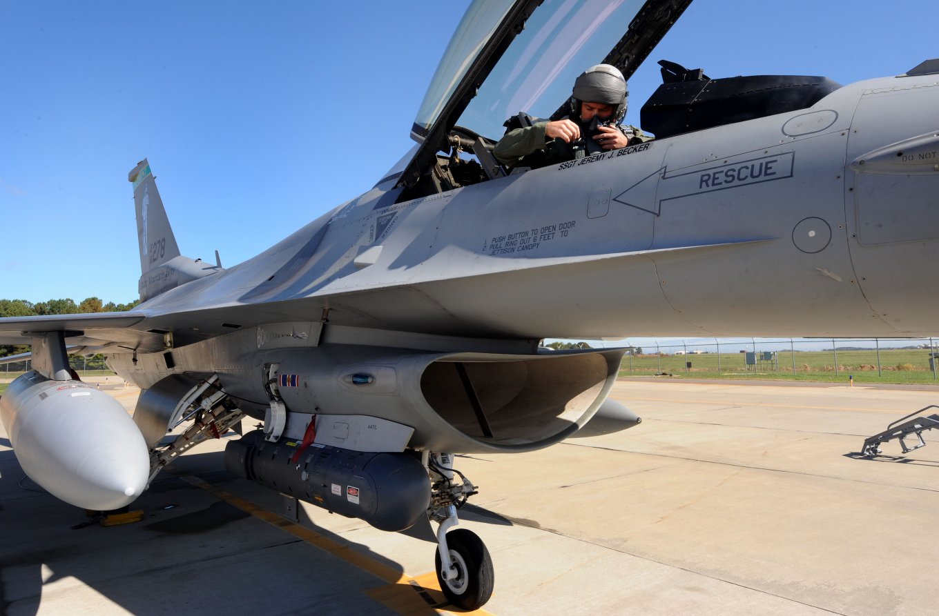 Litening pod attached to the bottom of the F-16