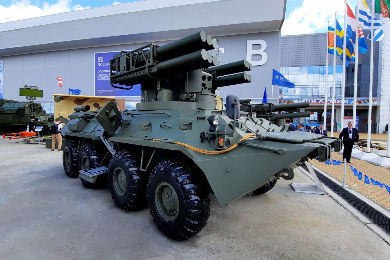 Trình bày về biến thể hệ thống phòng không Sosna trên khung gầm BTR-82 trong diễn đàn Armiya-2021 / Defense Express / Phiên bản kế nhiệm chống máy bay không người lái của Strela-10 từ Nga được đổi tên và sẵn sàng xuất khẩu — Nhưng liệu có ai mua không?