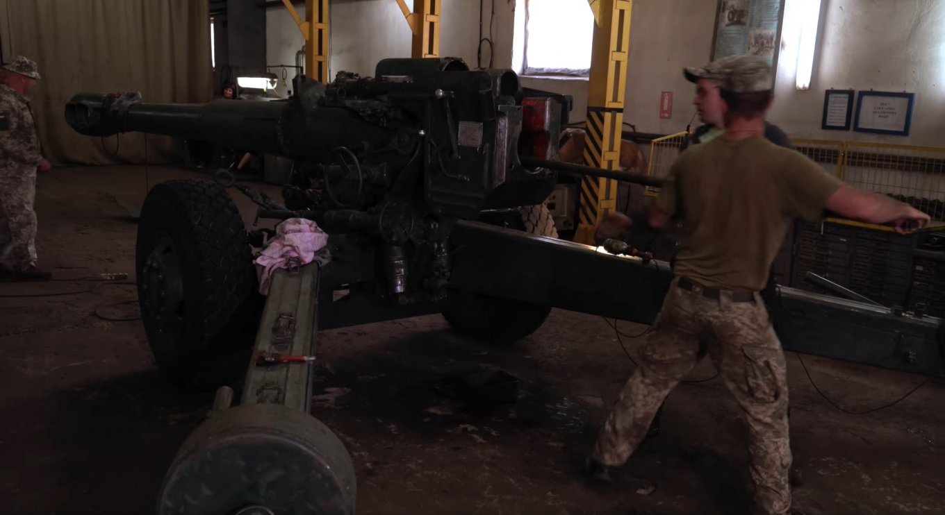 Illustrative photo: a D-20 howitzer in repair, August 2022