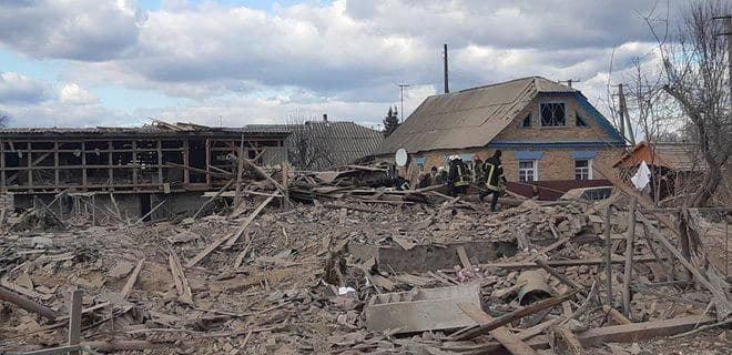 Defense Express / Residents of Borodianka settlement were trapped under the rubble of buildings for more than two days / Day Seven: The Russian army continues to destroy Ukrainian cities