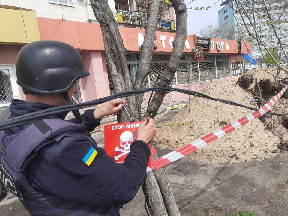 The State Emergency Service of Ukraine: rescuers conducted mine clearance operations at 10 sites in Lysychansk, Defense Express, war in Ukraine, Russian-Ukrainian war