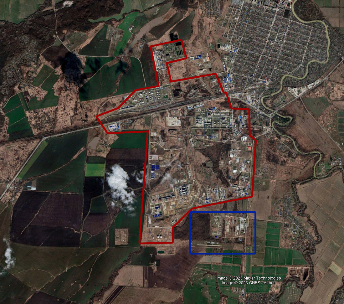 Territory of the Afipsky oil refinery outlined in red and the deployment spot of the 90th Brigade in blue. Satellite imagery as of 2022 by Google Earth