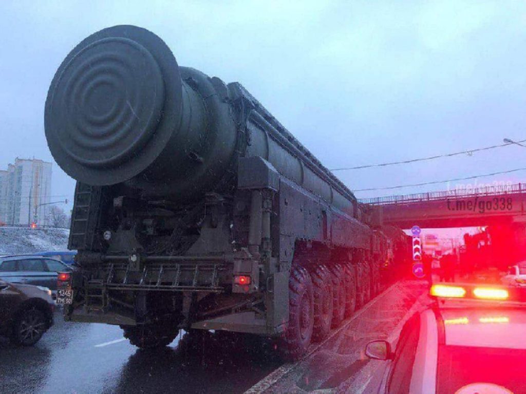 Russia’s RT-2PM Topol Intercontinental Ballistic Missile Carrier Got In the Traffic Accident (Photo), Defense Express, war in Ukraine, Russian-Ukrainian war