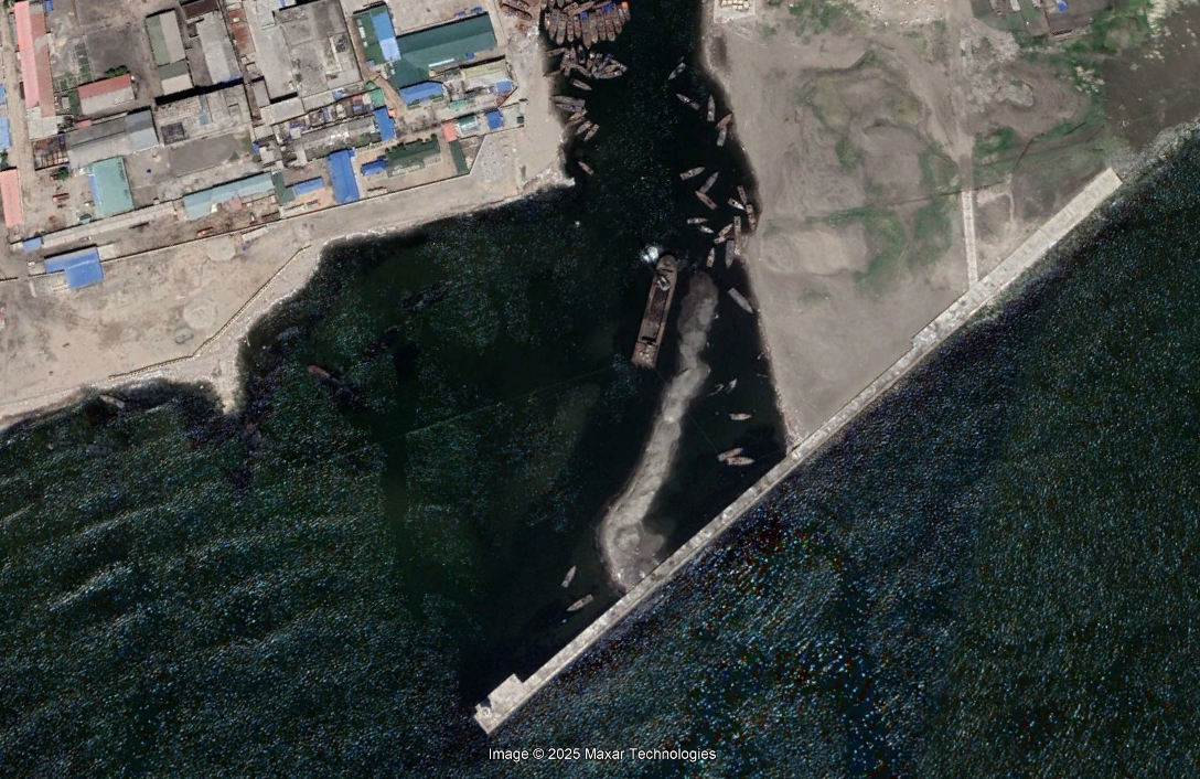 Harbor entrance deepening works at the Chongjin shipyard in 2021 / Defense Express / While Salvaging Its Destroyer, North Korea Discovered a New Serious Problem