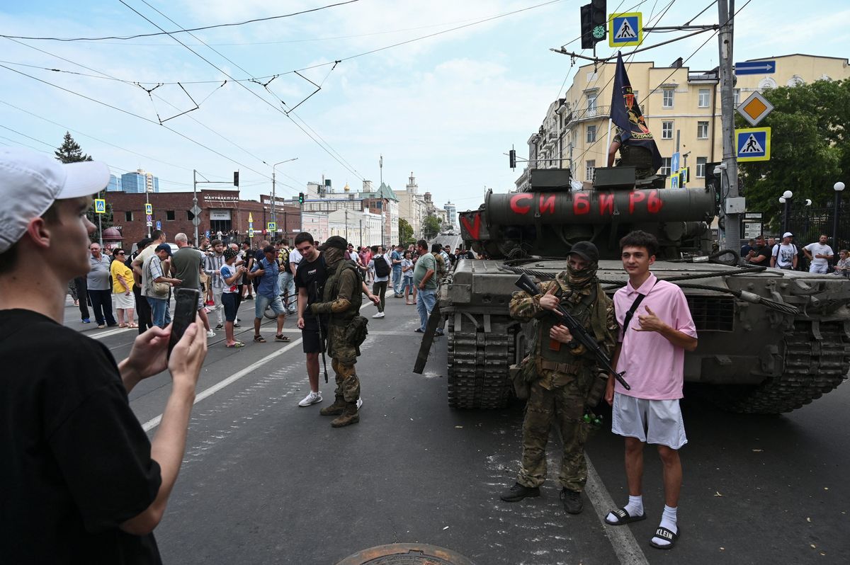 People in the streets of Rostov-on-Don alonside Wagner mercenaries on June 24