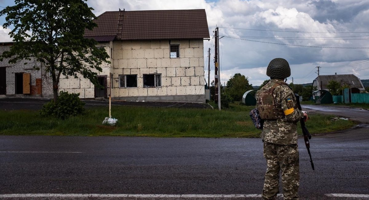 Archive photo: Ukrainian soldiers leave the small city of Lysychansk to the russians after an order to regroup / Defense Express / Expert: Media Abuse the Word Strategic