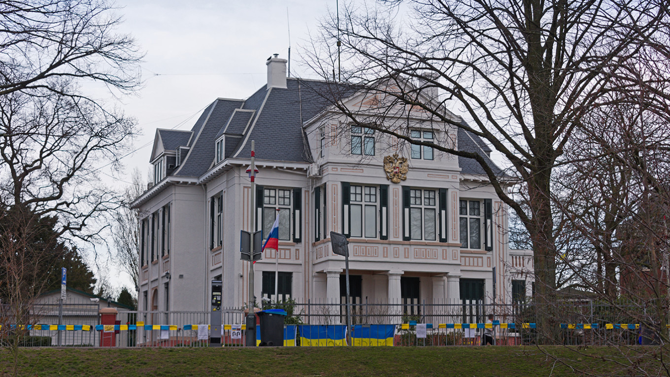 The Russian Embassy in the Hague during the 2022 Russian invasion of Ukraine, Defense Express