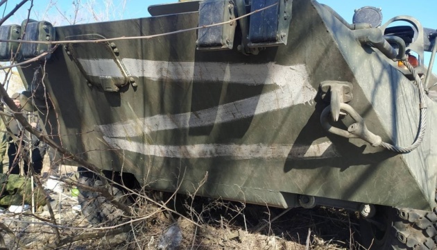 The 128th Mountain Assault Brigade seize enemy APC with laptops and money stolen by Russians from local residents, Defense Express, war in Ukraine, russia-Ukraine war