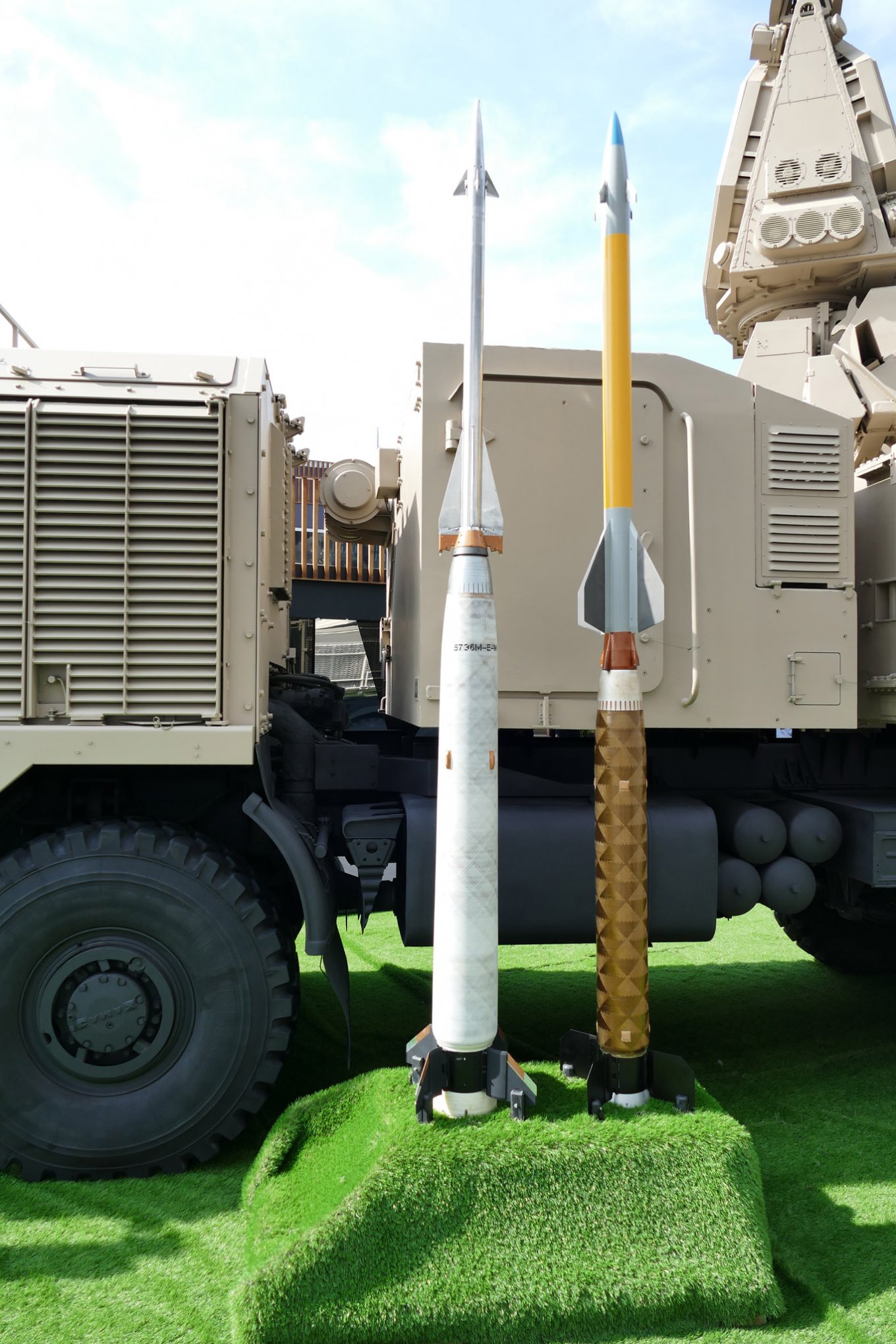 Comparison of the 57E6M-E (right) and 57E6-E (left) missiles
