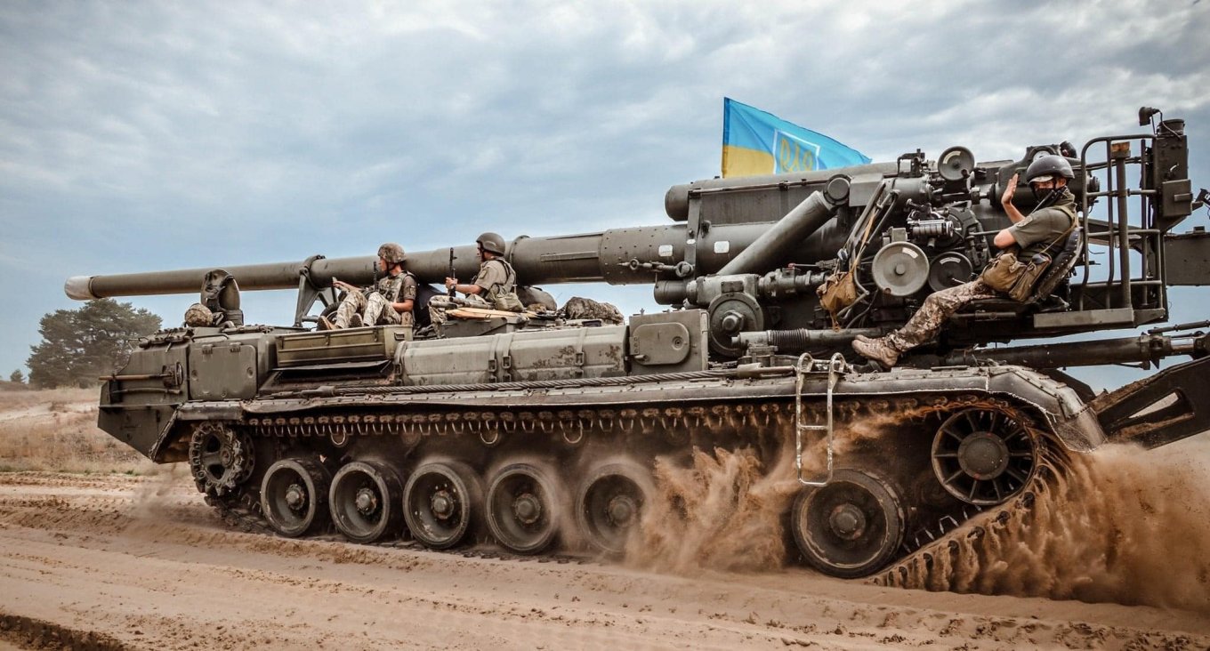 2S7 Pion SPGs of the Ukrainian Army on the move