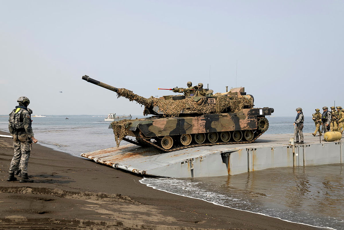 Illustrative photo: an Australian Army M1A1 Abrams arrives for a joint military drill with Indonesia / Defense Express / U.S. is Blocking Australian Tanks For Ukraine But Also Pressures Greece to Hand Over Its Patriot — What's the Logic?