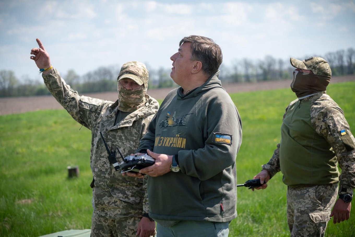Ukrainian soldiers piloting a Leleka-100 reconnaissance UAV