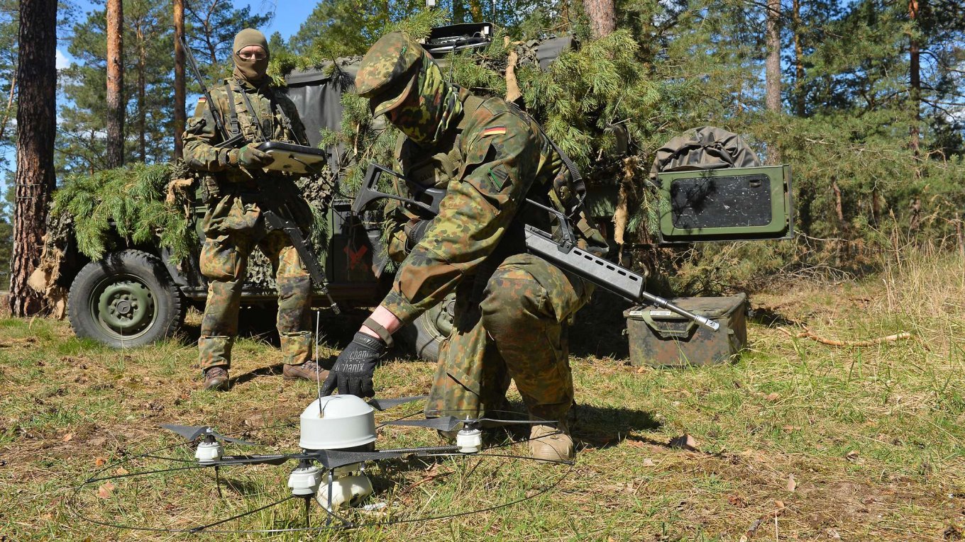 German troops deploy a MIKADO multirotor UAV / Defense Express / Bundeswehr Official Explains How Germany Would Repel russian Offensive With Two-Weeks Worth of Artillery Ammo