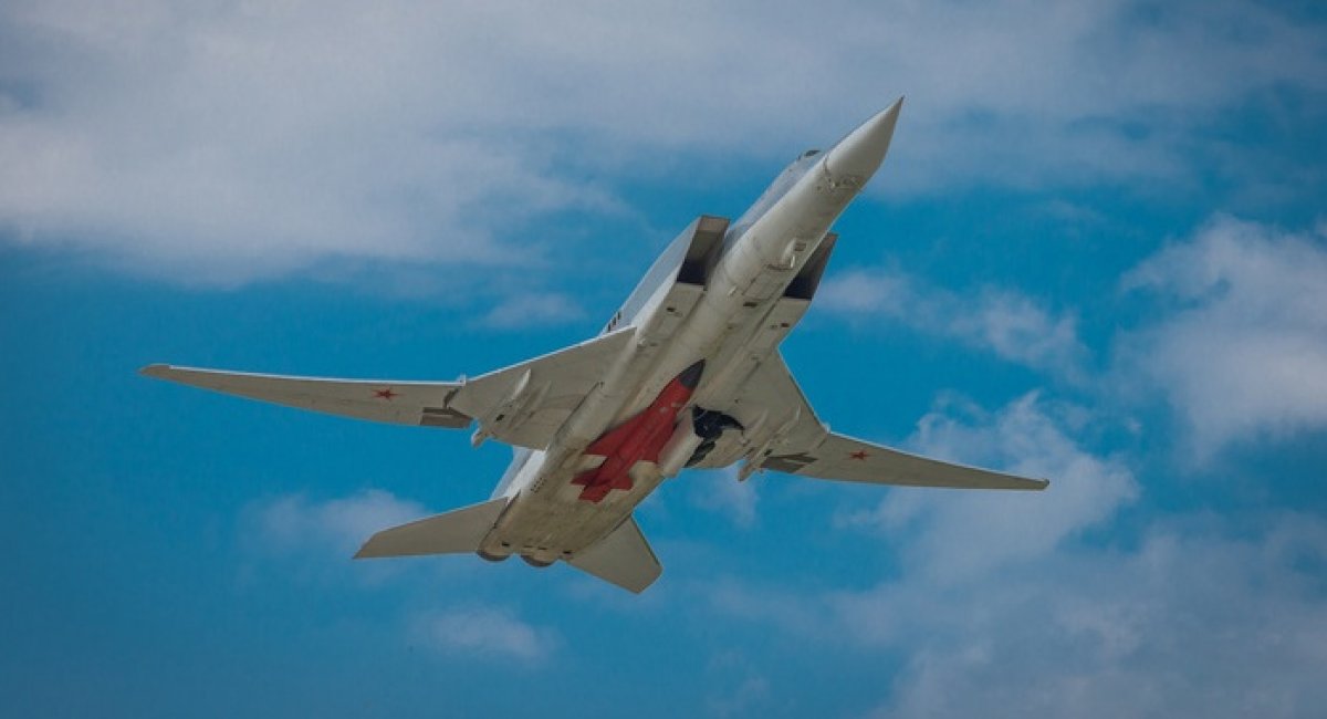 Russian Tu-22M3 aircraft with a Kh-32 missile Defense Express Defense Express’ Weekly Review: ASCOD IFV Potential in Ukraine, Captured Equipment Repairs, russian Missile Woes