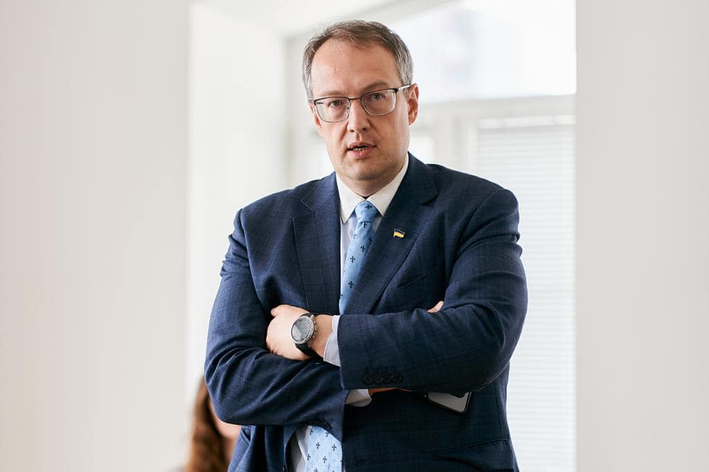 Defense Express / Anton Gerashchenko, the official Adviser and former Deputy Minister at the Ministry of Internal Affairs of Ukraine / Putin Has to Go or He will Bring Russia to Ruins