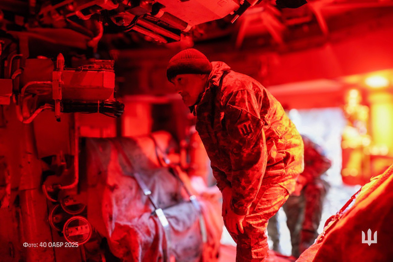 Under the cover of darkness, Ukrainian artillery delivers a devastating blow to russian forces Defense Express The 40th Separate Artillery Brigade Demonstrates How Polish AHS Krab System Transforms Night into an Ally on the Battlefield (Photos)