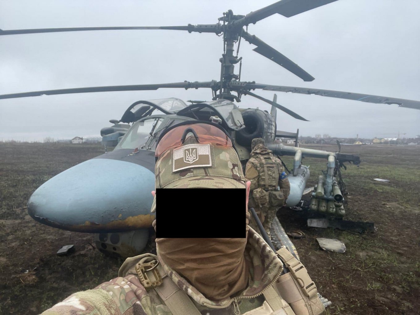 Ukrainian soldier takes photo in front of the Russian Ka-52, Ukrainian Warriors Shot Down russia's Ka-52 Helicopter Near Kherson with 9K33 Osa SAM, Defense Express