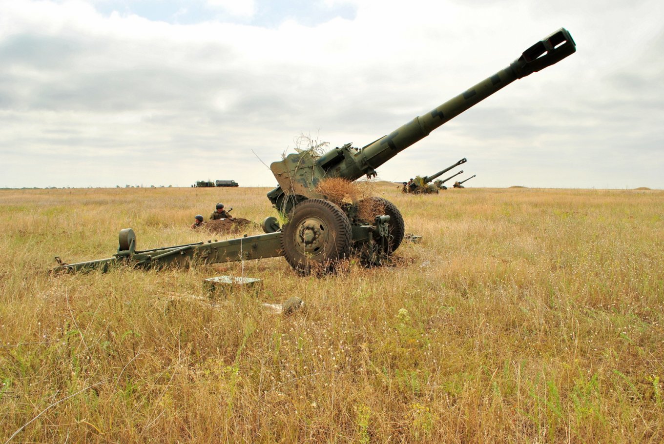 russian Invaders Store D-20, D-30 Howitzers Near Civilian Objects in Temporarily Occupied Crimea, Defense Express