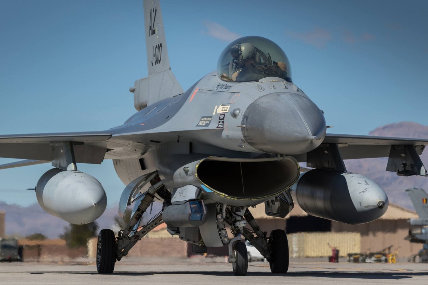 Sniper Advanced Targeting Pod under the F-16 air intake / Defense Express / Ukraine's New F-16s From the Netherlands: What's Different From Danish Version