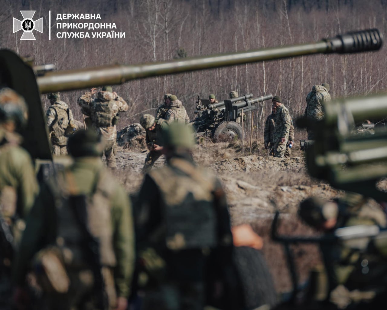 105 mm M101 howitzer in service with the State Border Guard Service of Ukraine. In the foreground (out of focus): 100 mm KS-19