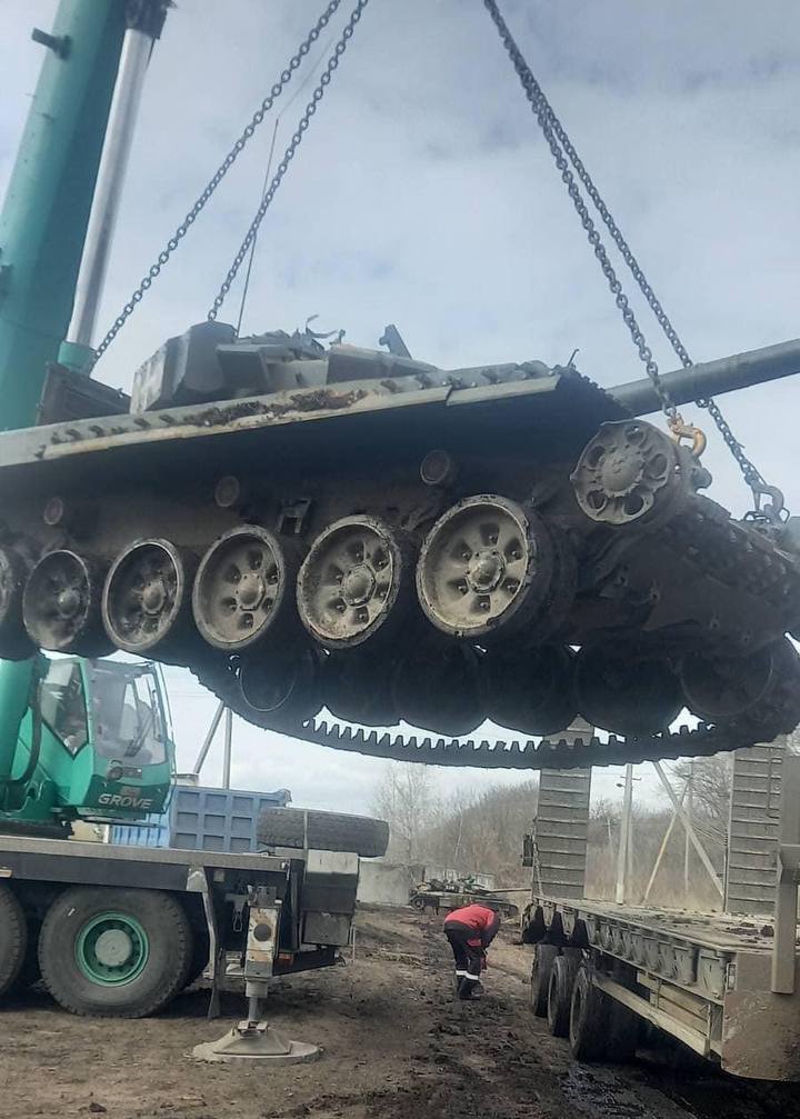 The process of evacuating the T-72 tanks of the Ukrainian Armed Forces using the German MAN HX81 truck,  Defense Express